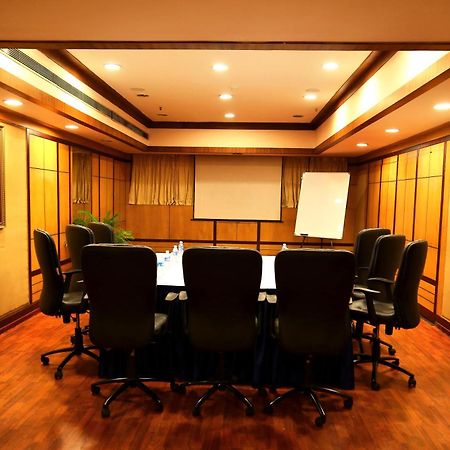 Gokulam Park Hotel Kochi Bagian luar foto