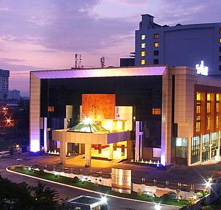 Gokulam Park Hotel Kochi Bagian luar foto