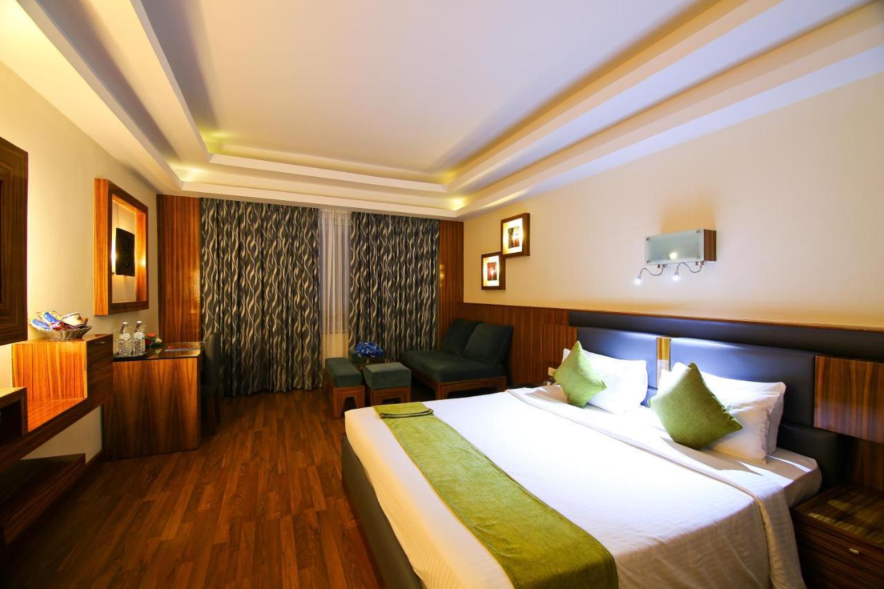 Gokulam Park Hotel Kochi Bagian luar foto