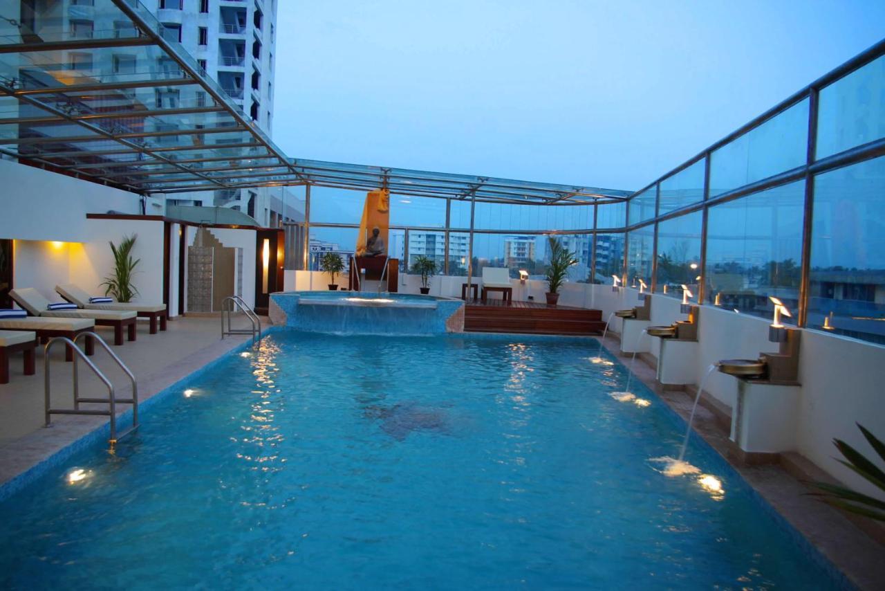 Gokulam Park Hotel Kochi Bagian luar foto