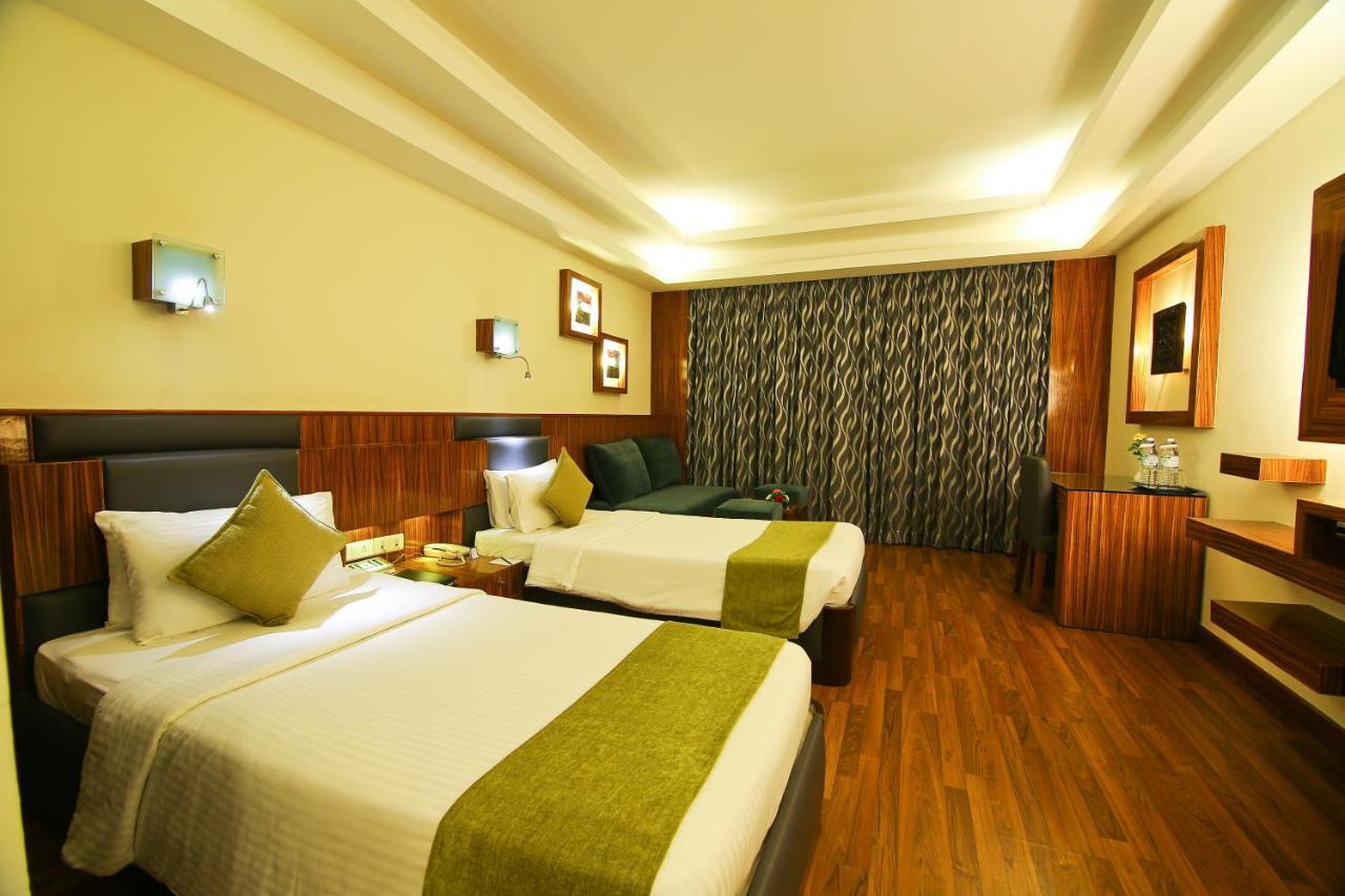 Gokulam Park Hotel Kochi Bagian luar foto