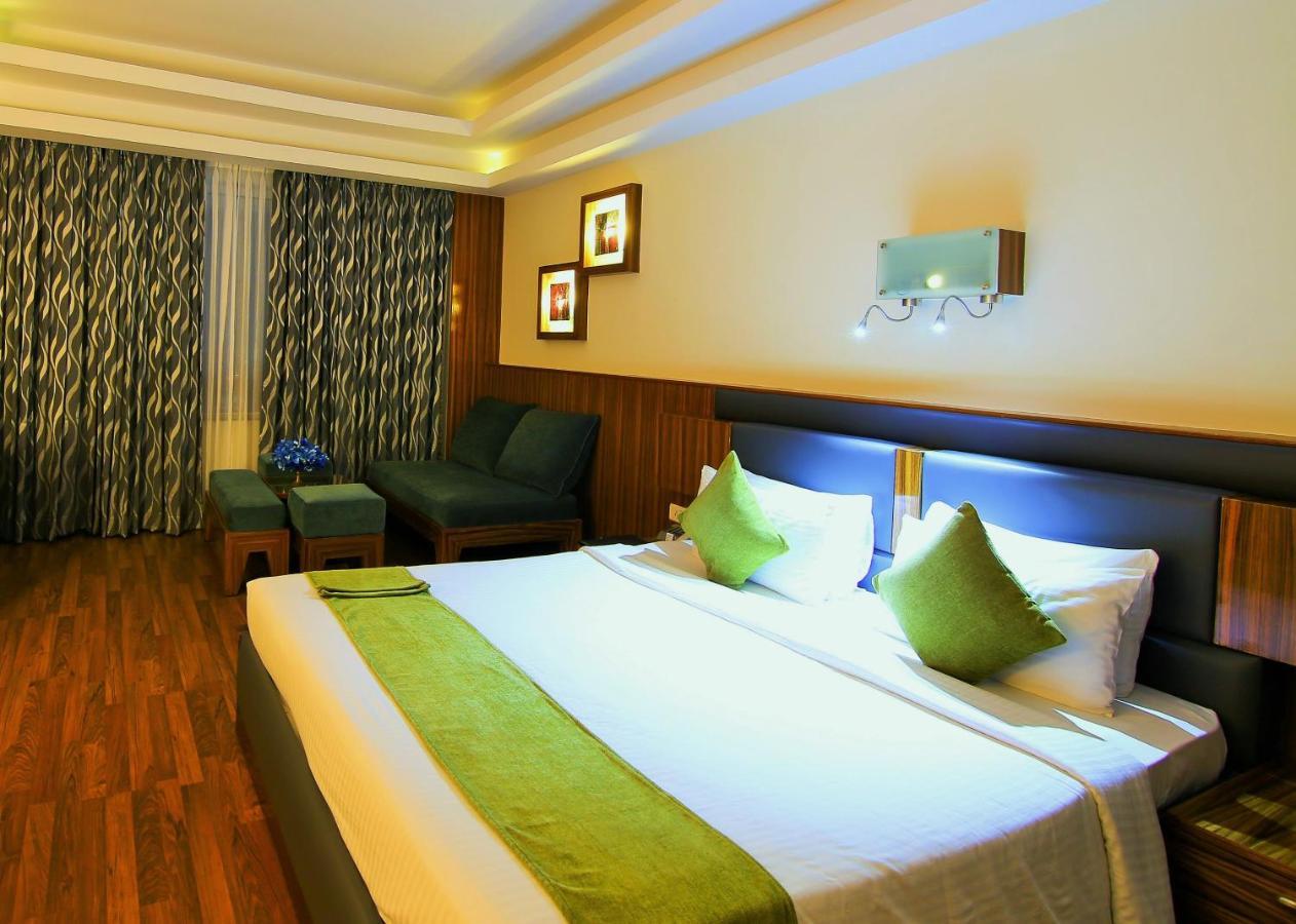 Gokulam Park Hotel Kochi Bagian luar foto