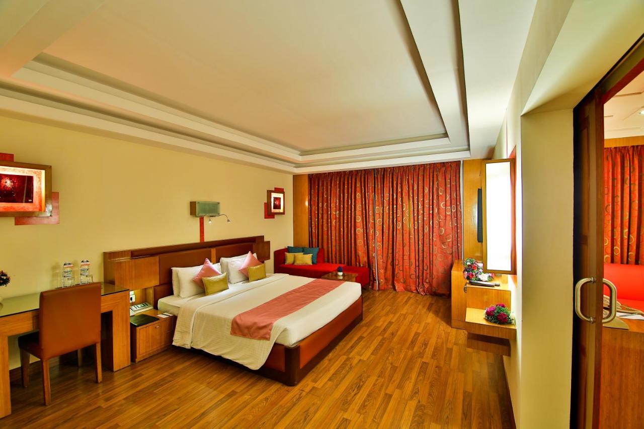 Gokulam Park Hotel Kochi Bagian luar foto
