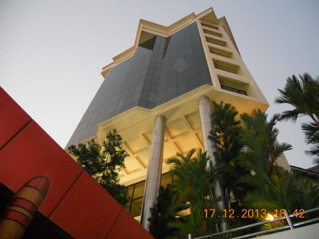 Gokulam Park Hotel Kochi Bagian luar foto