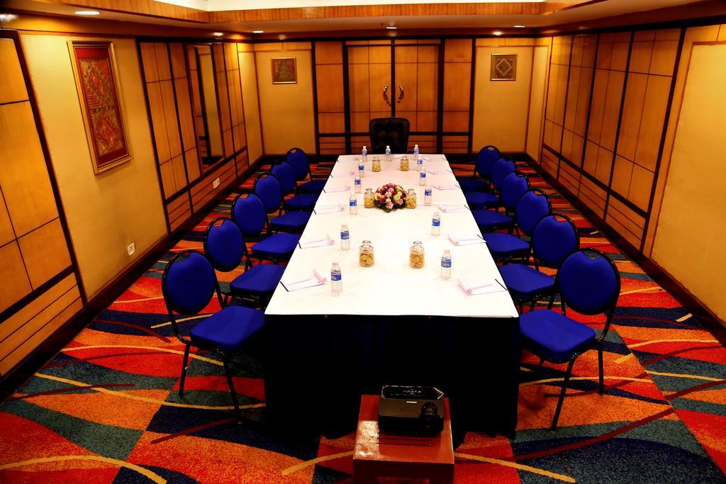 Gokulam Park Hotel Kochi Bagian luar foto