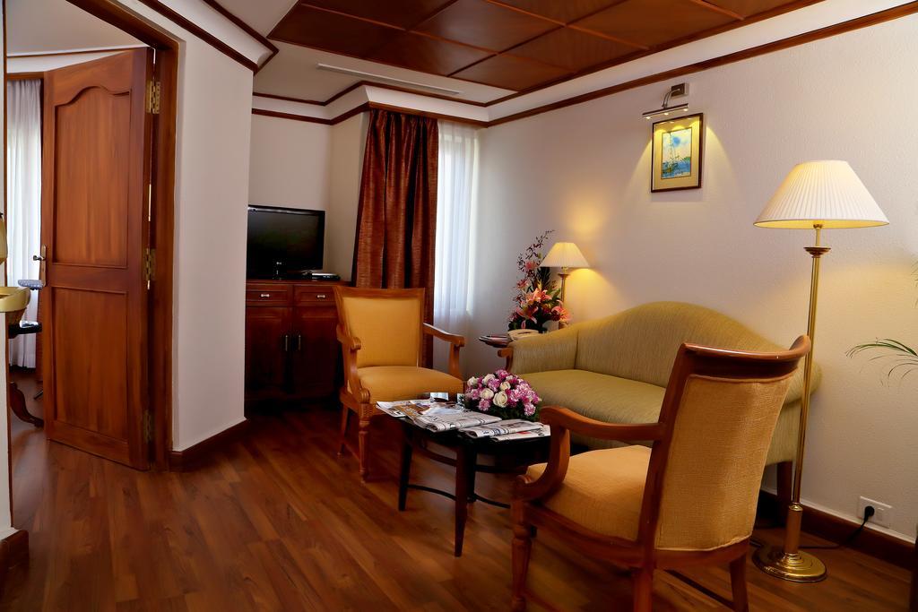 Gokulam Park Hotel Kochi Bagian luar foto