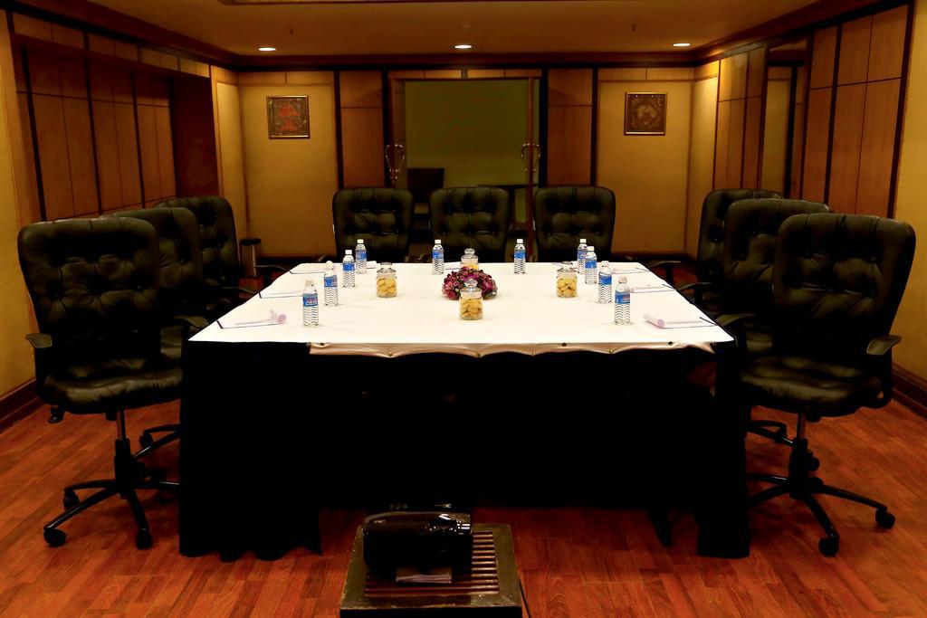 Gokulam Park Hotel Kochi Bagian luar foto