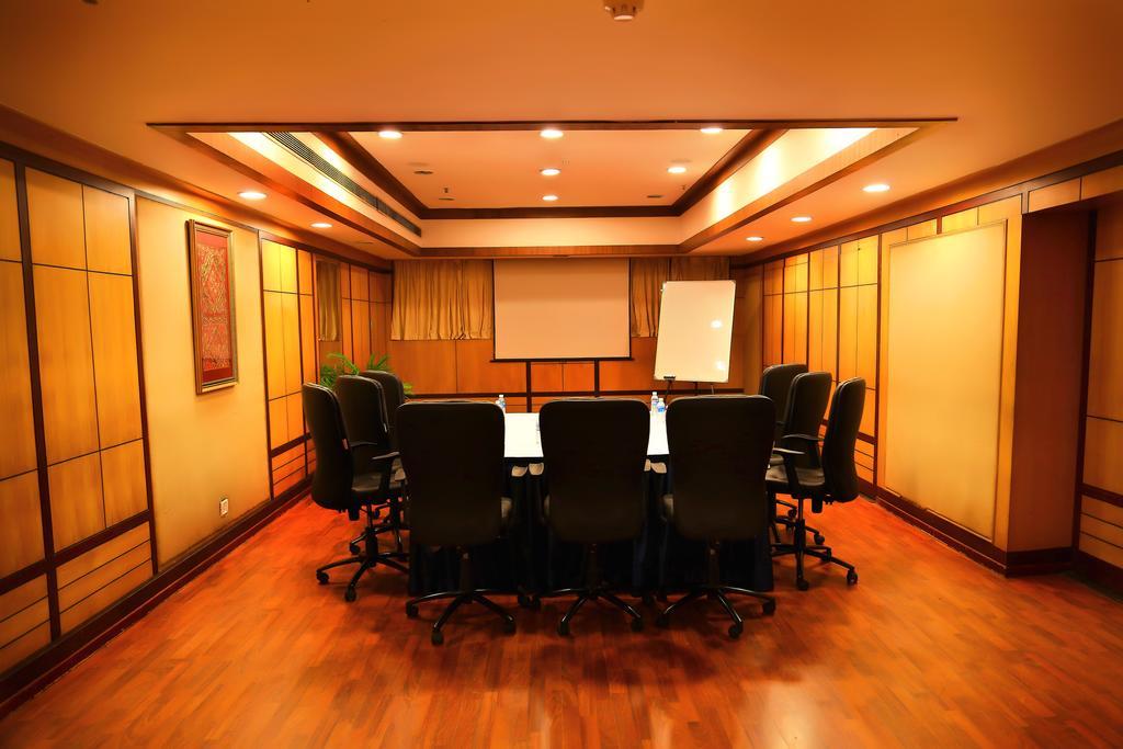 Gokulam Park Hotel Kochi Bagian luar foto