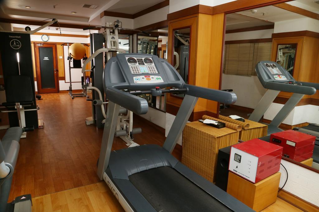 Gokulam Park Hotel Kochi Bagian luar foto
