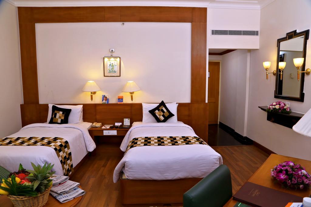 Gokulam Park Hotel Kochi Bagian luar foto