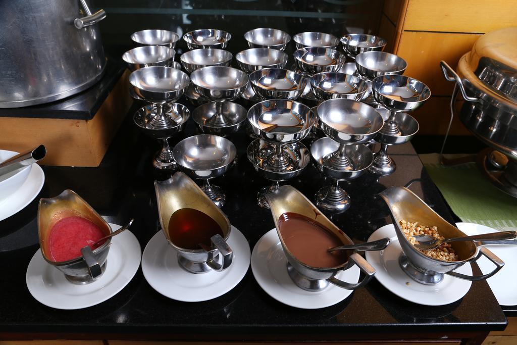 Gokulam Park Hotel Kochi Bagian luar foto