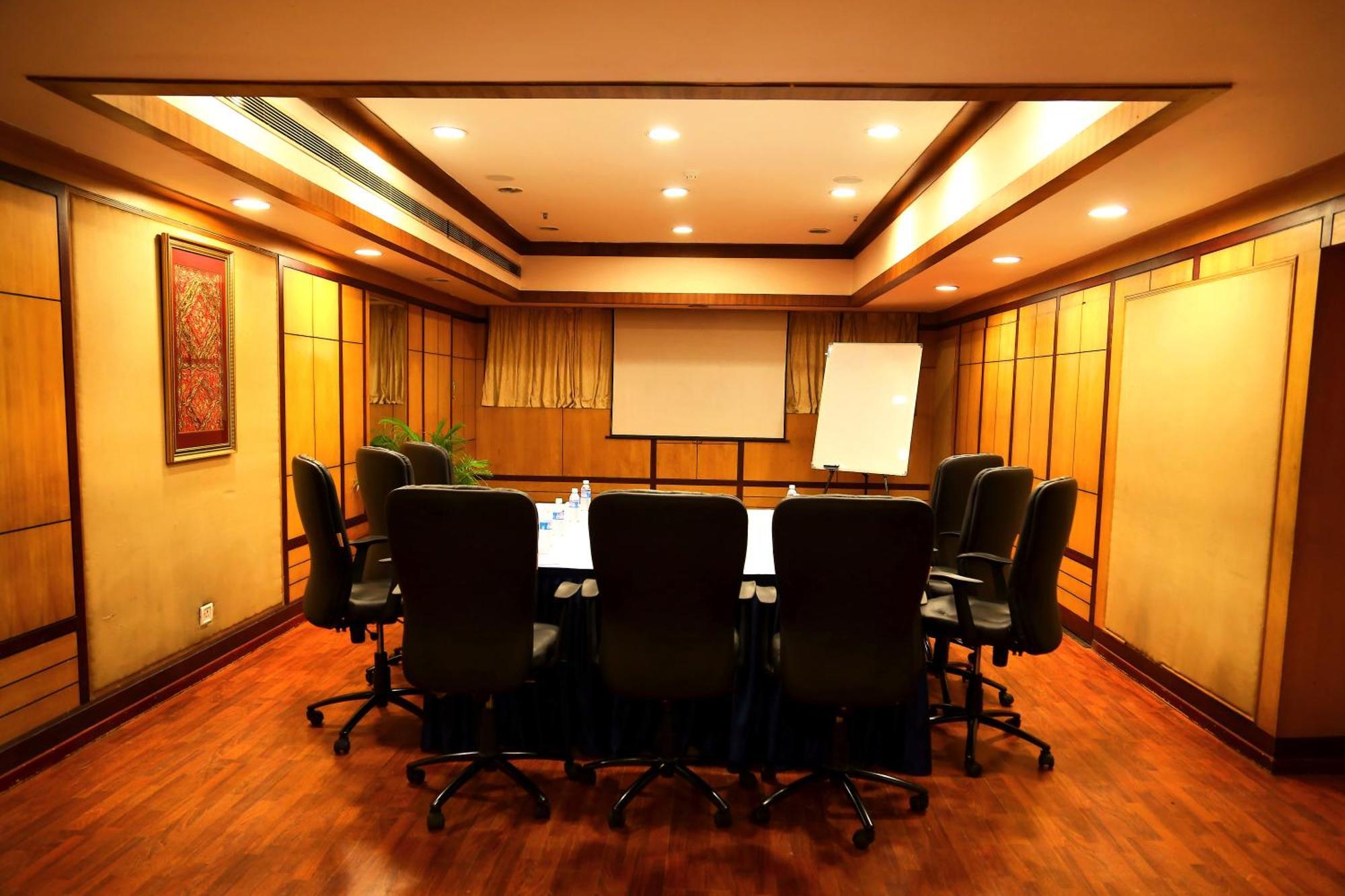 Gokulam Park Hotel Kochi Bagian luar foto