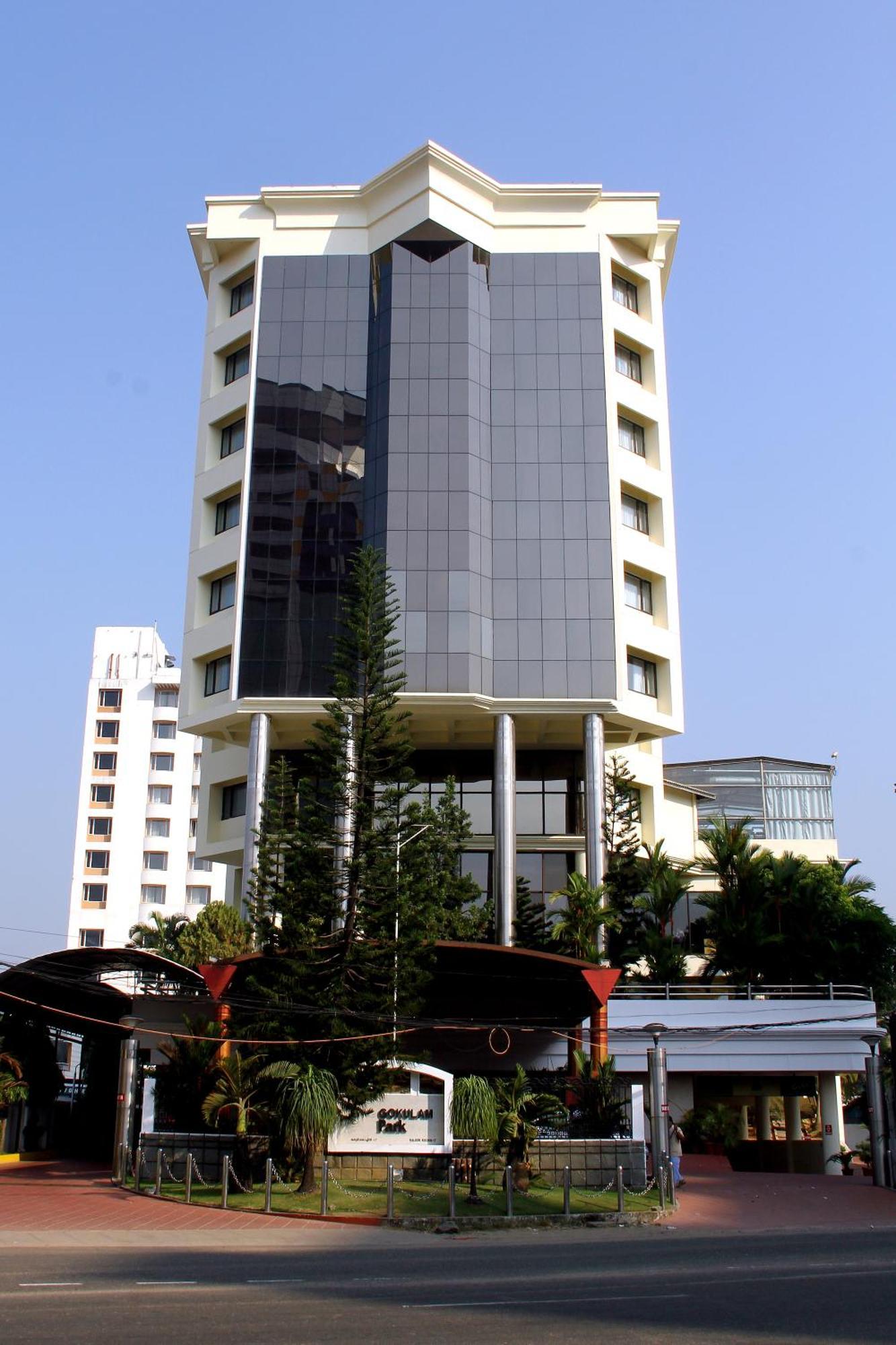 Gokulam Park Hotel Kochi Bagian luar foto