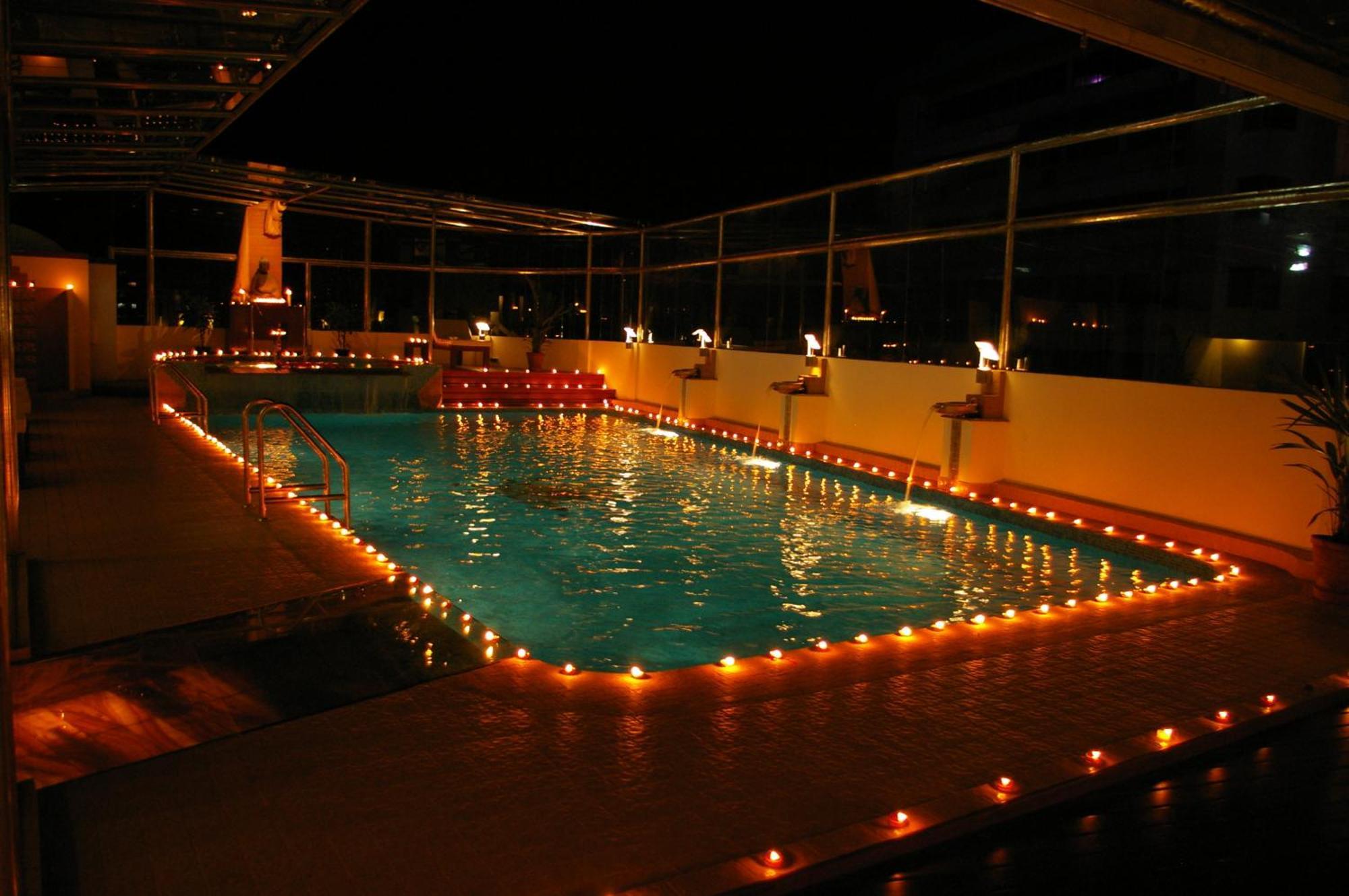 Gokulam Park Hotel Kochi Bagian luar foto
