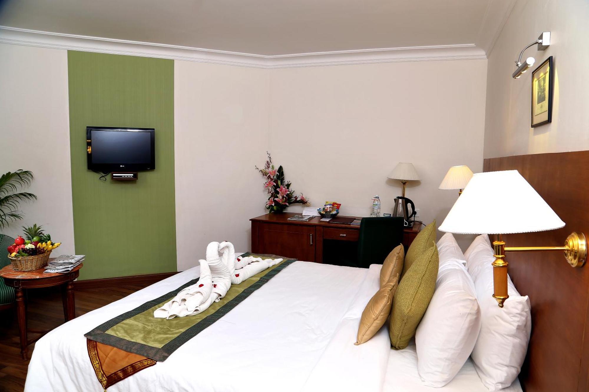 Gokulam Park Hotel Kochi Bagian luar foto