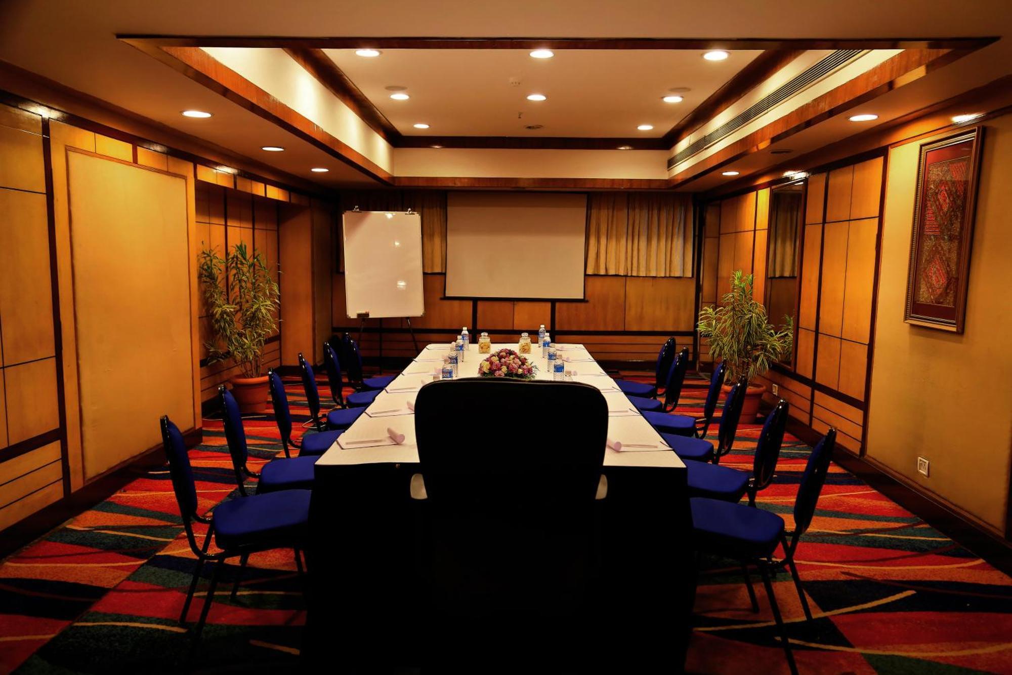 Gokulam Park Hotel Kochi Bagian luar foto