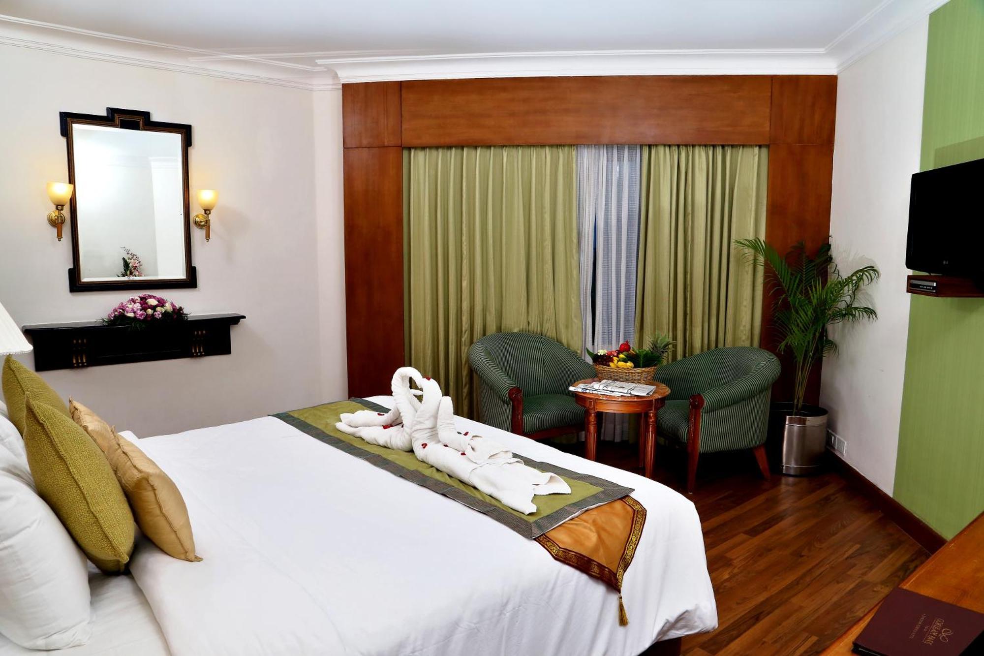 Gokulam Park Hotel Kochi Bagian luar foto