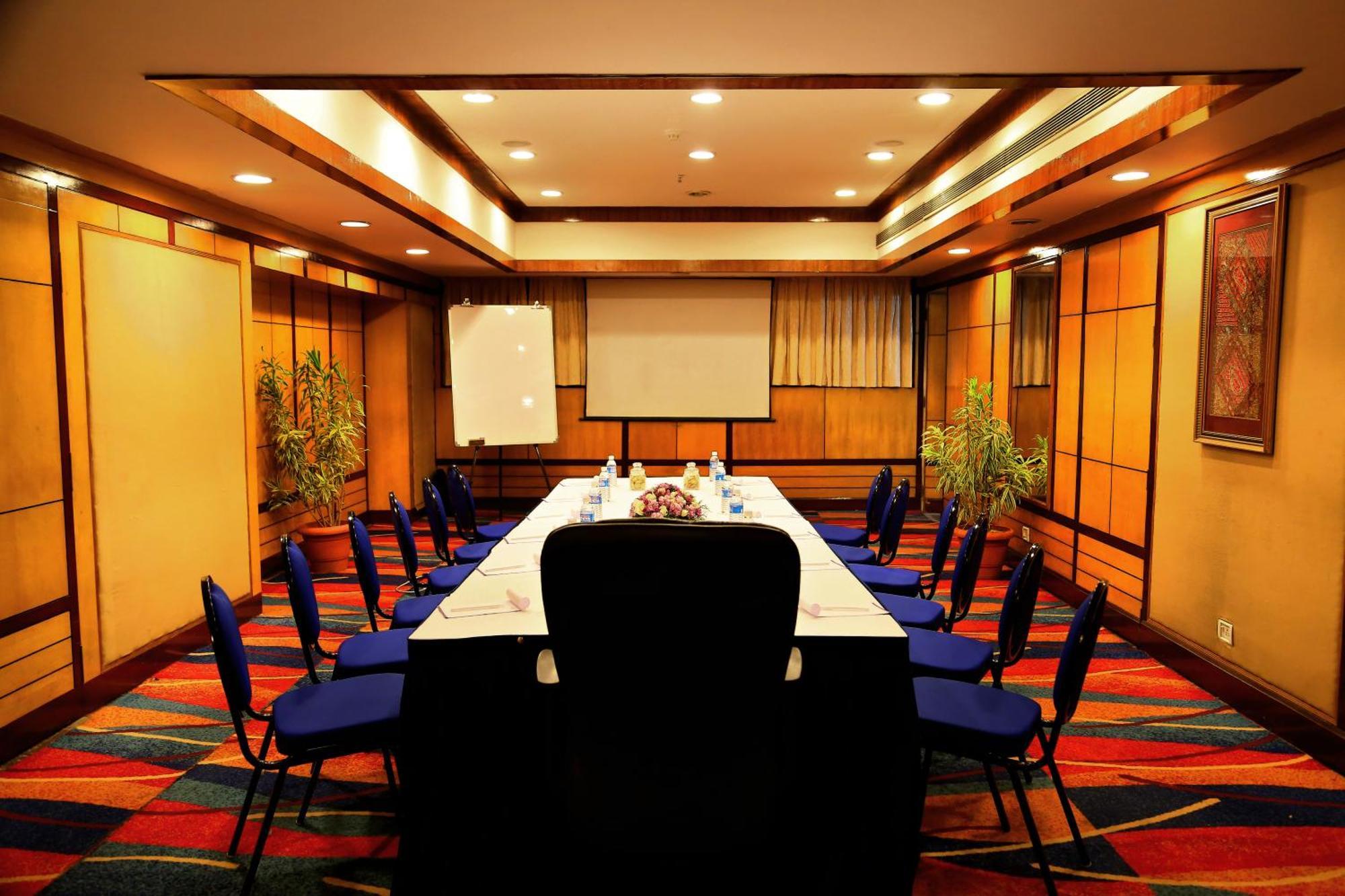 Gokulam Park Hotel Kochi Bagian luar foto