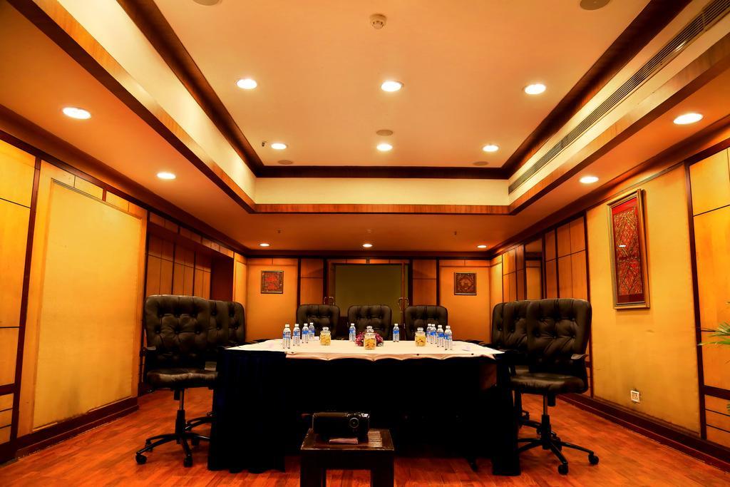 Gokulam Park Hotel Kochi Bagian luar foto