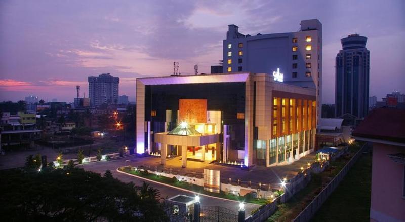 Gokulam Park Hotel Kochi Bagian luar foto