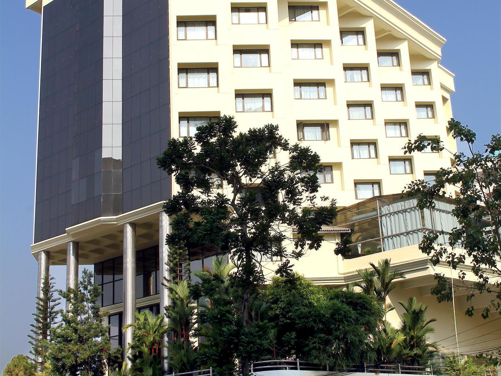 Gokulam Park Hotel Kochi Bagian luar foto
