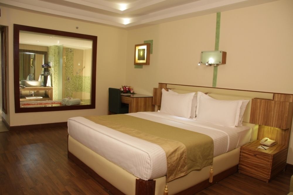 Gokulam Park Hotel Kochi Bagian luar foto